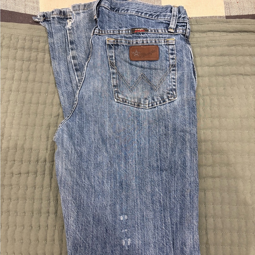 Wrangler Men's Light Blue Relaxed Jeans
